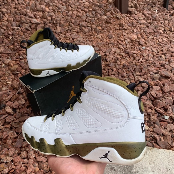 Retro 9 statue - Picture 2 of 3